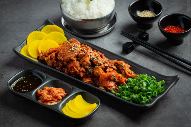 筷子韩国食品；韩式酱炒猪肉碳水化合物餐厅薯条