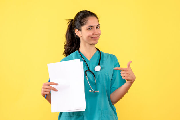 人前视图：女医生拿着文件指着自己护理制服女医生