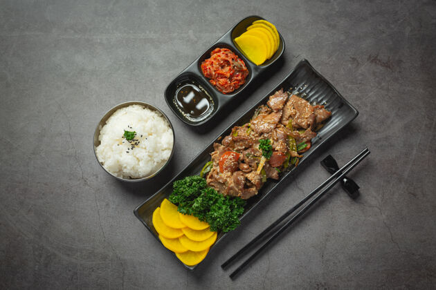 碳水化合物韩国菜bulgogi或腌牛肉烤肉即可享用韩国牛肉胡椒