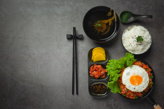 韩国韩国菜泡菜炒饭配煎蛋混合传统纤维