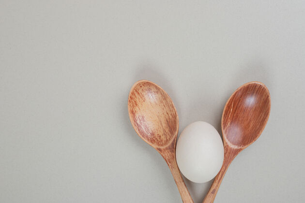 鸡蛋两个木勺加鸡蛋烹饪蛋白质木头