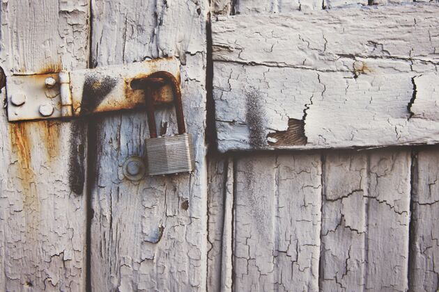 背景特写镜头一个生锈的老挂锁上的木制风化白色门保护封闭古老