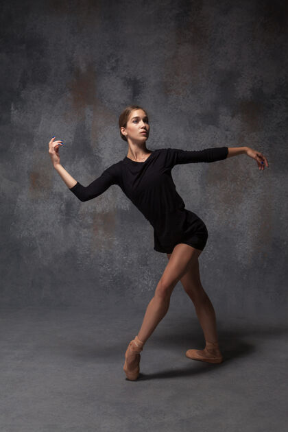 能量年轻漂亮的现代风格舞者在灰色背景下摆姿势酷当代姿势
