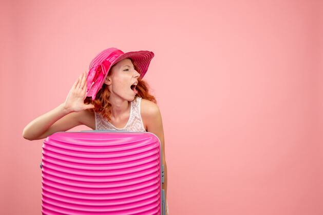 女人正面是带着粉色包的女游客在听夏天快乐情感