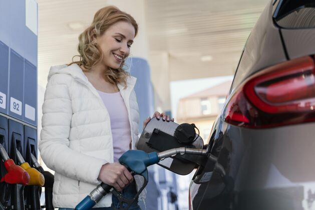 汽车女人在加油站给车加油成年人女人汽油