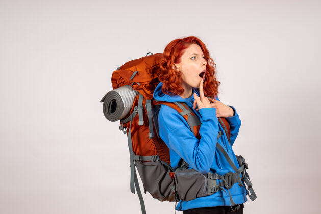 自然女游客背着背包上山旅游女人度假女游客