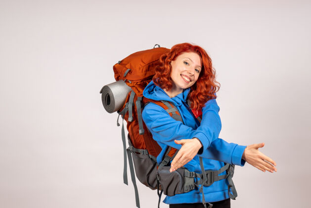 时尚女游客背着背包上山旅游背包度假徒步旅行