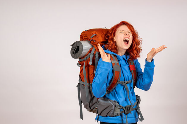 山女游客背着背包上山旅游人快乐乐趣