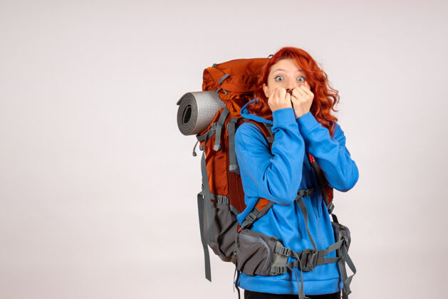 徒步旅行女游客背着背包上山旅游人自然快乐