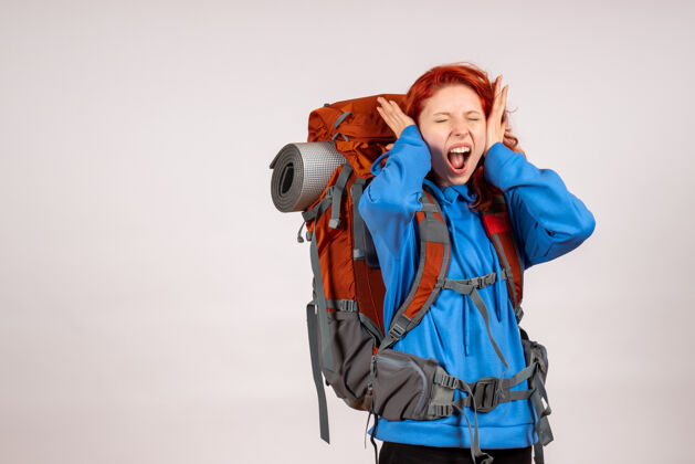旅行正面图：女游客带着背包去山里旅行人耳朵背包