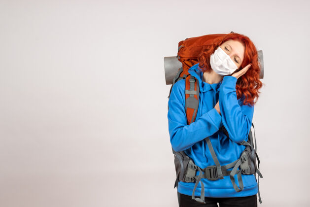 女人正面图女游客戴着面具背着背包睡觉情感自然背包