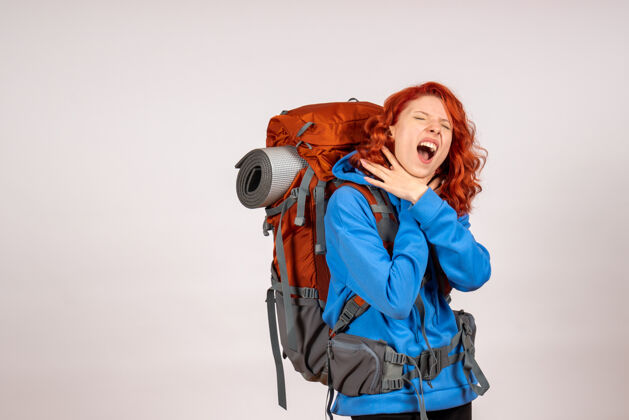 女人女游客背着背包上山旅游旅行远足人