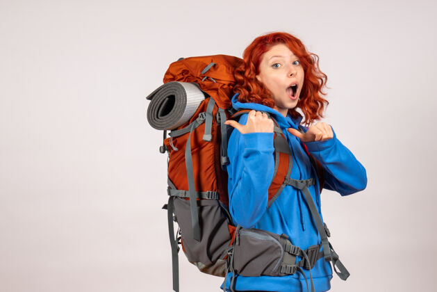 度假女游客背着背包上山旅游微笑徒步旅行女人