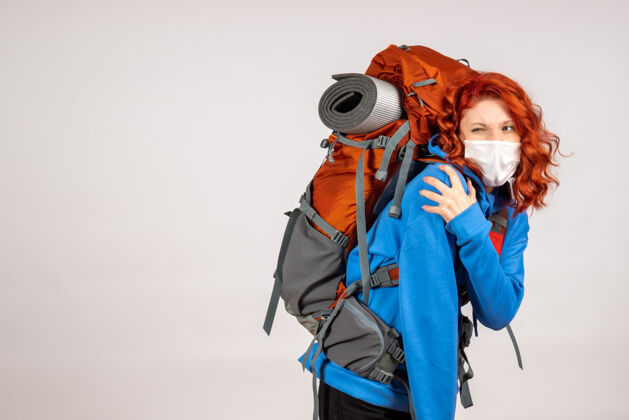 自然女游客背着背包上山旅游女游客颜色背包