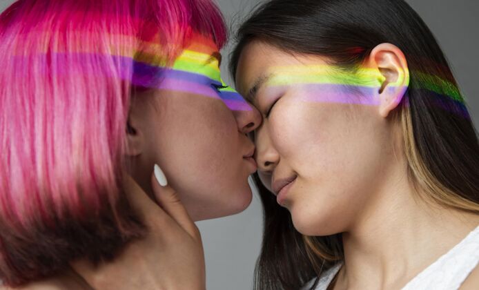 骄傲有彩虹符号的女情侣宽容同性恋权利