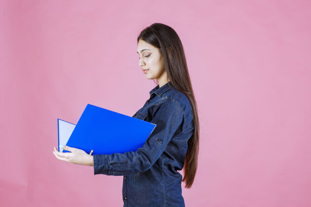 项目女商人拿着一个蓝色的文件夹自信成人女人报告