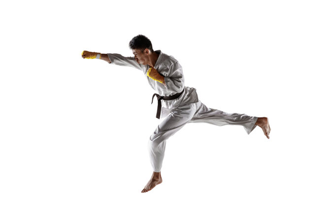 动作自信的韩国人穿着和服练习徒手格斗武术人训练动作