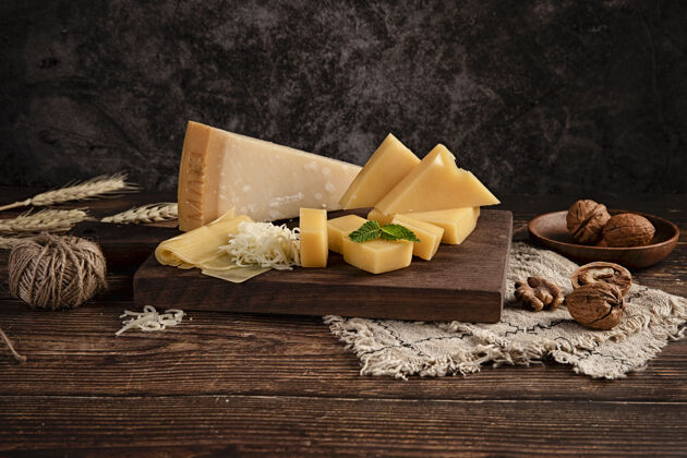 木材选择焦点拍摄美味的奶酪拼盘在桌上与核桃膳食有机核桃