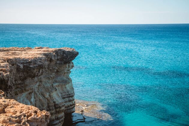 欧洲白天在海边的悬崖上拍摄的广角镜头天堂海洋海岸