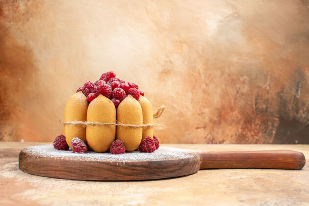 混合杂色桌上木制砧板上自制水果软蛋糕的侧视图甜点壁板板