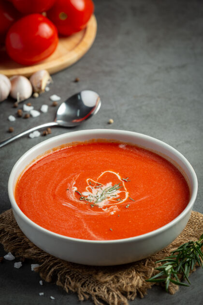 水果温热的番茄汤盛在碗里园艺混合物汤