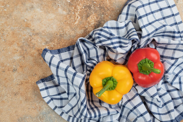 新鲜两个五颜六色的辣椒躺在桌布上食物胡椒营养