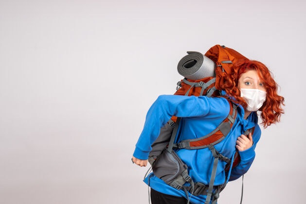 乐趣正面图女游客带着背包 戴着面具上山旅游马戏团自然成人