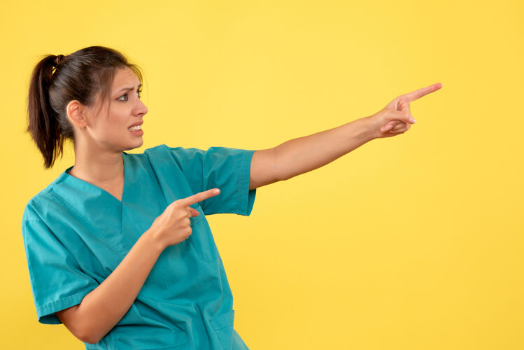 一前视图黄色背景上穿着医用衬衫的女医生视图健康护士