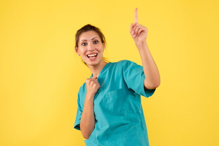 休闲前视图黄色背景上穿着医用衬衫的女医生衬衫护士人