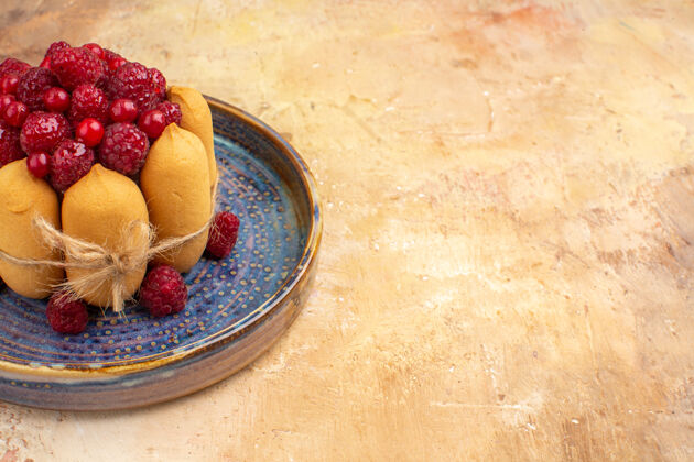 草莓混合色桌上新鲜出炉的水果礼品蛋糕的水平视图水平食品可食用水果