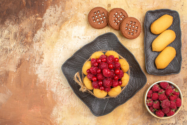 草莓上图是混色桌上棕色盘子上的礼品蛋糕和饼干甜点盘子胡椒