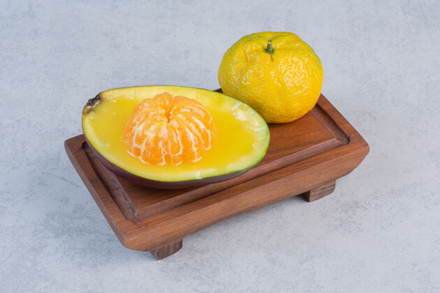 食物新鲜有机橘子去皮 整个放在木板上克莱门汀篮子健康