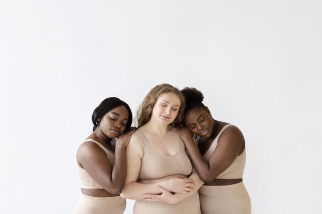 自信三个女人在一起摆造型复制空间身体积极性女性