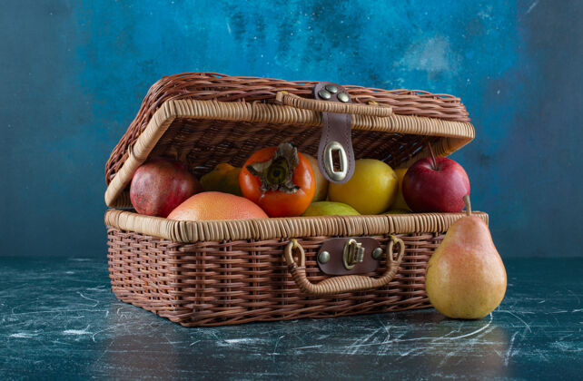 柿子各种新鲜水果装在木袋里品种柠檬酸的