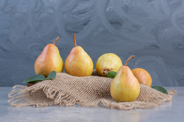 风味梨子放在一块木板上 上面覆盖着一块布 背景是大理石好吃配料梨