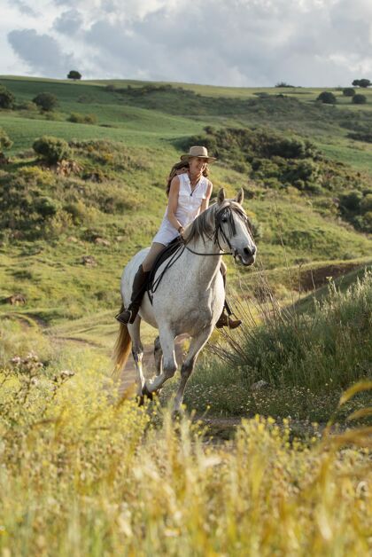 女人女农场主骑马户外自然庄园骑马动物