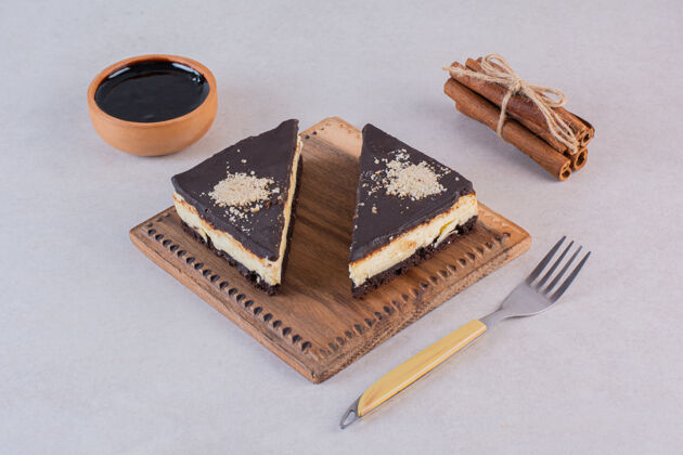 木材新鲜巧克力蛋糕片与肉桂和叉子超过灰色特写照片美味房子甜点