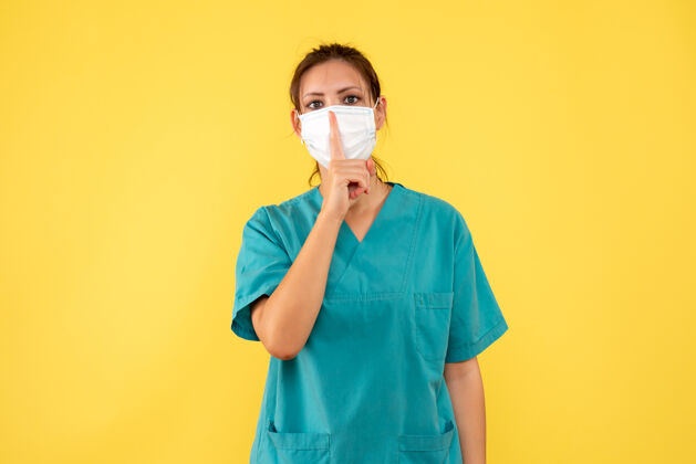 健康正面图黄色背景上穿着无菌口罩医用衬衫的女医生面具人成人