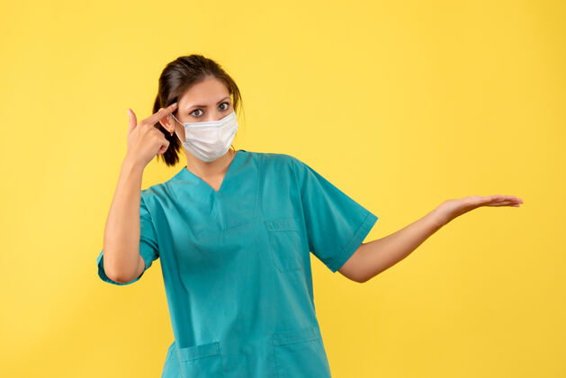 健康正面图黄色背景上穿着无菌口罩医用衬衫的女医生疾病医疗肖像