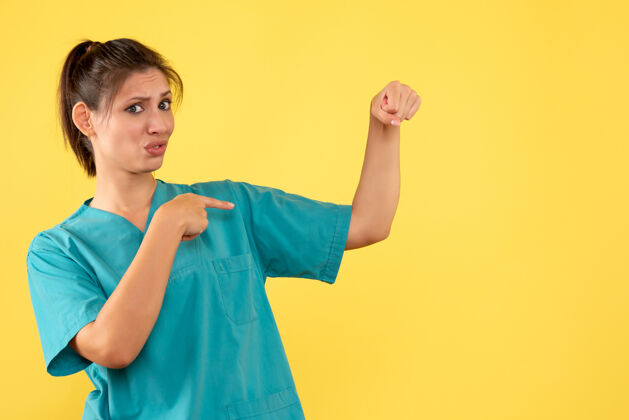 衬衫前视图黄色背景上穿着医用衬衫的女医生女医生视图病毒