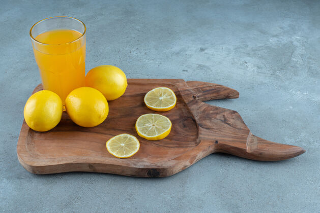 新鲜一杯鲜柠檬橙汁木头木板杯子