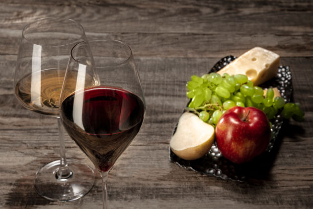法国一瓶红酒和一杯加水果的白葡萄酒切片小吃瓶子