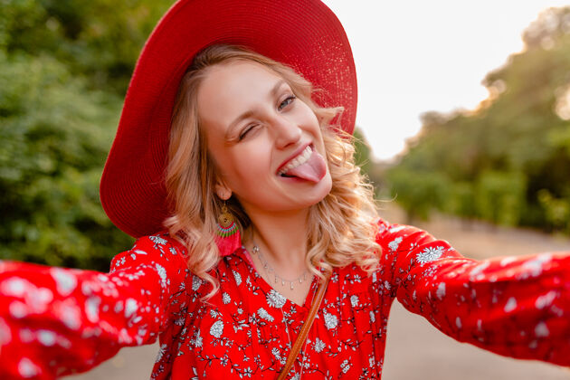 情感迷人的时尚金发微笑的女人在草帽和衬衫夏季时尚服装自拍年轻帽子女士