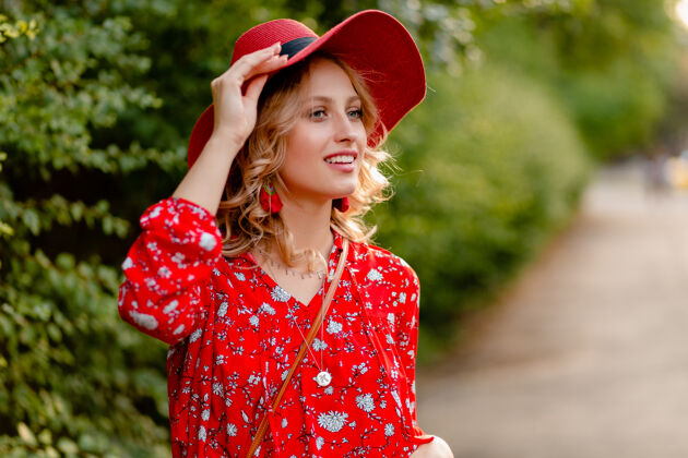 装束漂亮迷人的时尚金发微笑的女人在稻草红色帽子和衬衫夏季时尚服装脸女人明亮