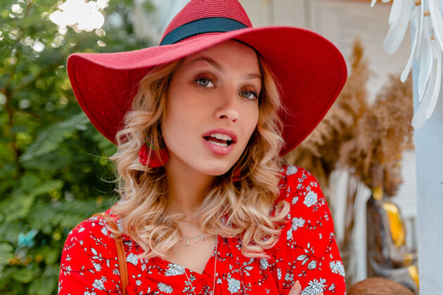 配饰近距离拍摄迷人的时尚金发微笑的妇女在稻草红色帽子和衬衫夏季时尚装微笑性感的肖像时尚情感女士
