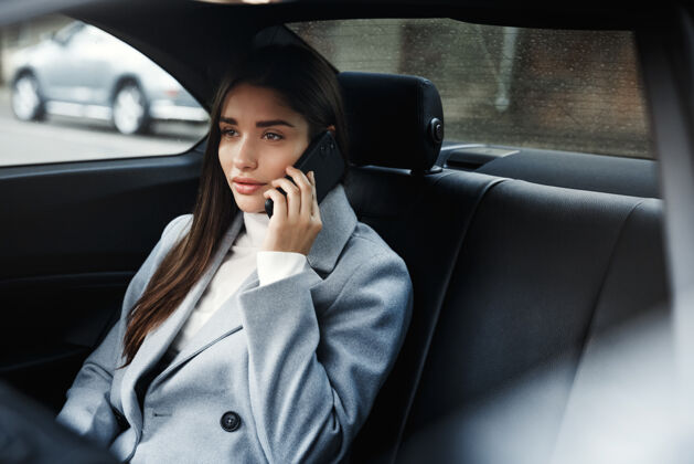 电话坐在车里打电话的女商人旅游年轻手机