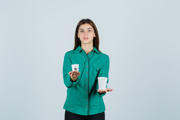 咖啡穿着衬衫拿着塑料杯咖啡的年轻女士 看上去很自信正视图人前面塑料