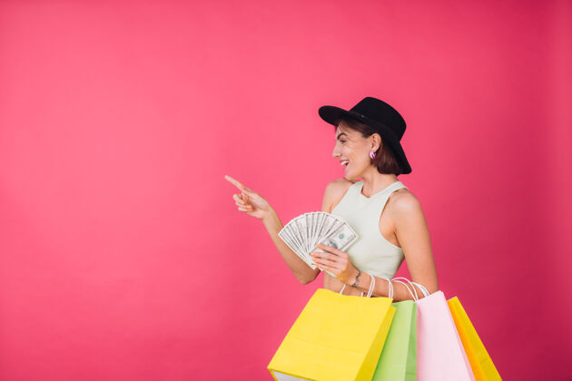 商业红粉墙上戴帽子的时髦女人销售思考钱