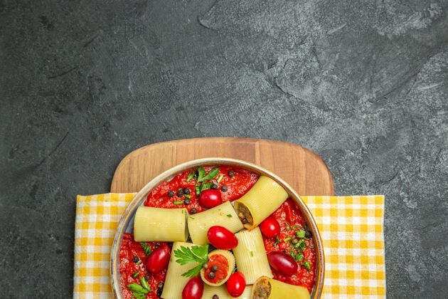 一餐俯瞰美味的意大利面食 配上肉和番茄酱 在灰色的办公桌上享用面食晚餐西红柿生的