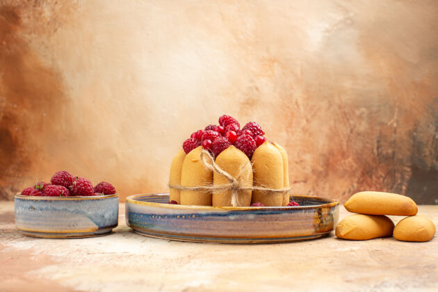 水平混色桌上新鲜出炉的带水果和饼干的软蛋糕的水平视图新鲜健康水果